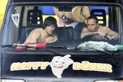 Ben (Tom Beck, l.) und Semir (Erdogan Atalay) verfolgen Hakan in einem Dönermobil und versauen dabei dem Innenminister die feierliche Einweihung eines Autobahnabschnittes...