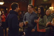 "Brooklyn Nine-Nine", "Nimmt sich das Verbrechen frei und macht seine Wäsche?" Amy und Teddy heben ihre Beziehung auf die nächste Ebene. Die beiden wollen übers Wochenende einen romantischen Ausflug in die Berge unternehmen, inklusive Pärchen-Kochkurs. Ohne es sich einzugestehen, reagiert Jake eifersüchtig und versucht sich mit Arbeit abzulenken. Dazu rollt er einen Mordfall, der vor acht Jahren leichtsinnigerweise als unlösbar abgestempelt wurde, neu auf. Im Bild (v.li.): Andy Samberg (Jake Peralta), Kyle Bornheimer (Teddy), Melissa Fumero (Amy Santiago).