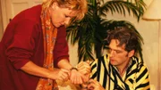 Peinlich! Nikola (Mariele Millowitsch) und Dr. Schmidt (Walter Sittler) haben sich versehentlich aneinandergekettet.