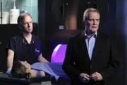 Dr. Sid Hammerback (Robert Joy, l.) und Paul Burton (Lee Majors)