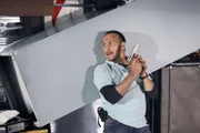 Semir (Erdogan Atalay) gibt Ben Feuerschutz, damit dieser, von den Gangstern unbemerkt, Hilfe holen kann.