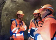 Nik Hartmann (l.) unterwegs im alten Gotthardzugtunnel mit den Schienenkontrolleuren Markus Indergand und Richard Janser