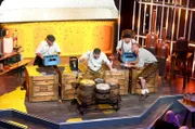 Bierselige Festzeltgaudi ohne Musik? Undenkbar! Die „Alpin Drums“ bringen mit ihrer Performance auf Getränkekästen und Flaschen das Publikum in Feierlaune.