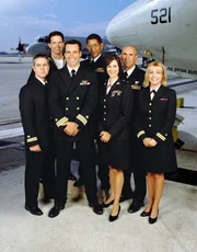 V.l.: Bud Roberts, Jr. (Patrick Labyorteaux), Jason Tiner (Chuck Carrington), Harmon Rabb, Jr. (David James Elliott), Sturgis Turner (Scott Lawrence) Sarah MacKenzie (Catherine Bell), A.J. Chegwidden (John M. Jackson), Lt. Harriet Sims (Karri Turner)
