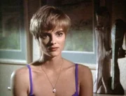 Agnes Lowry (Sarah Partridge) unternimmt eine eine Karibik-Kreuzfahrt.