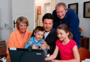 V.l.n.r. Inge (Uta Schorn), Paul (Corbinian Milchschlegel), Christian (Francis Fulton Smith), Johannes (Ulrich Pleitgen) und Clara (Lisa Marie Werner) chatten mit Marlene - sie kündigt Ihre baldige Rückkehr an.