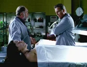 Dr. Al Robbins und Grissom fangen mit der Autopsie zweier ermordeter Frauen an. Was hatten die Opfer gemeinsam?