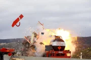 Auf der Flucht vor den Autobahnpolizisten heben die Gangster mit ihrem Wagen ab und landen in einem Tanklaster, der sofort explodiert...