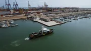 Das Schiff der Guardia Civil verlässt den Hafen. (National Geographic)