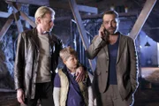 Die Gangster Wagner (Stefan Kaminsky, l.) und Frost (Aleksander Jovanovic, r.) haben Lutz (Carlos Richter), den Sohn einer Forscherin, als Geisel genommen, um über sie an wichtige Informationen zu kommen.