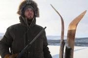 Johnny Rolfe hält in der gefrorenen Landschaft seinen Jagdhimmel fest. (National Geographic/Tyler Colgan)