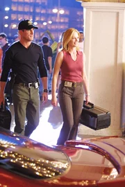 Catherine (Marg Helgenberg) und Nick (George Eads) suchen den Mörder eines Autofahrers. Bald finden sie eine Spur in der Rennfahrer-Szene.