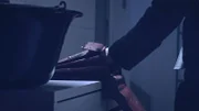 Der Mann holt etwas aus seiner Tasche.