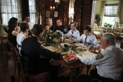 Bei Familie Reagan (im Uhrzeigersinn: Will Estes, Sami Gayle, Bridget Moynahan, Tom Selleck, Amy Carlson, Donnie Wahlberg, Tony Terraciano, Andrew Terraciano, Len Cariou) ist es eine alte Tradition, vor dem Essen ein Tischgebet zu sprechen ...