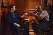 Jake Peralta (Andy Samberg, l.); Terry Jeffords (Terry Crews, r.)