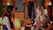 Lou (Michelle Morgan, li) hilft ihrer schwangeren Freundin Marnie (Meredith Bailey, re) mit ihrem Cateringservice.