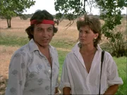 Running Bear (Richard Yniquez, li.) hat das A-Team angeheuert, um die Mustangs zu retten. Amy (Melinda Culea, re.) ist auch mitgekommen...