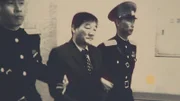 Kim Dong-chul wird nach seiner Verhaftung von Wachen abgeführt.