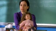 Susan (Emmanuelle Vougier) hat die Puppe, die einmal ihrer Freundin gehörte und ihre Schülerin Asley jetzt haben will, mit in die Schule gebracht. Aber woher wußte das Mädchen von der Puppe?
