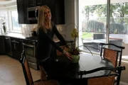Ein Haus aus den 1990ern? Christina setzt große Hoffnungen in das fast neue Haus ...