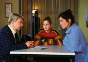 Als Nina (Marie Ernestine Worch, M.) erfährt, daß ihre Aussage ihre Mutter Susanne (Cheryl Shepard, r.) entlasten würde, will sie vor Gericht aussagen. Doch Marlies Teubner (Imke Barnstedt) will das verhindern.