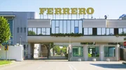 Produktentwickler Sebastian Lege deckt auf, wie Ferrero die Verbraucher manipuliert. Er erklärt die geheimen Rezepturen, lüftet die Tricks im Marketing und geht dem Geheimnis der Piemont-Kirsche in Mon Chéri auf den Grund. Produktentwickler Sebastian Lege deckt auf, wie Ferrero die Verbraucher manipuliert. Er erklärt die geheimen Rezepturen, lüftet die Tricks im Marketing und geht dem Geheimnis der Piemont-Kirsche in Mon Chéri auf den Grund.