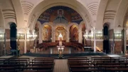 Statt der Strebebögen baute er seitliche Kapellen entlang des Kirchenschiffs.