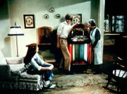 Jim Bob (David W. Harper, M.) hat eine alte Musikbox repariert. Elizabeth (Kami Cotler, l.) und Großmutter (Ellen Corby, r.) sind die ersten, denen er sein Werk vorführt.