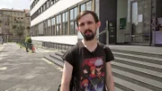 Nachdem Jerrick seine Arbeitszeit beim Burger-Restaurant reduziert hat und nur noch Minijobber ist, reicht das Geld nicht mehr zum Leben.