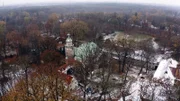 Anhänger des "Königreich Deutschland" haben sich im Schloss Bärwalde in der Lausitz niedergelassen. Die sogenannten Reichsbürger wollen ein "Gemeinwohldorf" errichten, was in der Umgebung jedoch auf Unmut stößt.