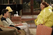 Charlie (Charlie Sheen, l.) holt sich Rat bei Berta (Conchata Ferrell, r.)