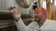 Sebastian Lege besucht eine Essigfabrik und schaut sich an, wie Branntweinessig entsteht.