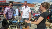 Trödel-Experte Mauro Corradino, Ralf und Beate auf dem Flohmarkt.
