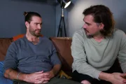 Henry (Maxim Agne, l.) wird nachdenklich, wie er seine Zukunft gestalten will. Rechts David (Diego Carlos Seyfarth)
