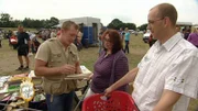 Auf dem Flohmarkt versucht Jutta (Mitte) und ihre Familie mit der Unterstützung von Verkaufsprofi Otto ein paar Sachen an den Mann zu bringen.