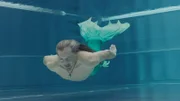Ungewöhnliches Hobby: Manuel Zaufel (Alexander Sengpiel), ein gelernter Industrietaucher, ist professioneller Meermann. Das so genannte "Mermaiding" wird ihm jedoch zum Verhängnis. Bei einer Trainingseinheit ertrinkt Zaufel. Schnell ist klar, dass das kein Unfall war, sondern seine Monoflosse manipuliert wurde.