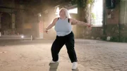 Brüste sind für viele das Sinnbild für Weiblichkeit. Diese Doku eröffnet neue Perspektiven und zeigt die Herausforderungen, die Brüste im Leistungssport mit sich bringen.