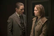 Gereon Rath (Volker Bruch) begleitet Greta (Leonie Benesch) zu einer Gegenüberstellung.