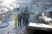 Ein Brand in einem Lagerhaus bringt vermisste Navy-Dokumente zutage, die eine potentielle Bedrohung für die nationale Sicherheit sind. Die Ermittlungen laufen auf Hochtouren: James Marsh (James Hanlon, l.), Gibbs (Mark Harmon, 2.v.l.), Jason King (Gaius Charles, 2.v.r.) und Tony (Michael Weatherly, r.) ...