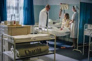 Neugeborenen-Sepsis: Prof. Helmut Kraatz (Uwe Ochsenknecht) spricht mit Patientin Sophie Meister (Pia-Micaela Barucki, M.) über ihr schwerkrankes Baby.