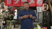 Sebastian Lege baut in seiner Werkstatt Instantnudeln nach.