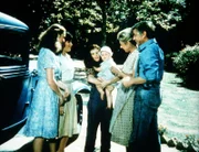 Mary Ellen (Judy Norton-Taylor, 2.v.l.) und Erin (Mary Beth McDonough, l.) sind aus der Stadt wieder nach Waltons Mountain zurückgekehrt. Ihre Schwester Elizabeth (Kami Cotler, M.) freut sich ebenso darüber wie Olivia (Michael Learned, 2.v.r.) und John (Ralph Waite, r.).