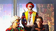 Der Zirkusakrobat Lukas (Daniel B. Smith, r.) wird am Strand von Coney Island tot aufgefunden. Können seine Kollegen (Darstellernamen nicht zu ermitteln) zur Aufklärung beitragen?