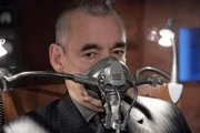Die TARDIS wird in ein paralleles Universum geschleudert, in dem Rose entdeckt, dass ihr Vater, Peter, noch am leben ist. Hier ist Pete Tyler ein wohlhabender Mann und die rechte Hand von John Lumic (Roger Lloyd-Pack), ein mächtiger Industrieller, der einen Weg sucht, seinen nahen Tot mit allen Mitteln zu verhindern ...