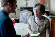 Kriminalhauptkommissar Robert Karow (Mark Waschke) fragt Frau Gerlach (Monika Lennartz), die ehemalige Besitzerin der Laube, nach Merizadi.