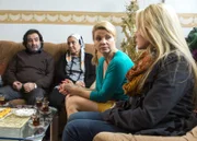 Danni (Annette Frier, 2.v.l.) arbeitet an einem ganz besonderen Fall. Ihre Mandantin, Carolin (Sonja Gerhardt, r.) hat den Muslim Amin geheiratet, war aber bisher nicht mit den Gesetzen der Religion vertraut. Im Streit hat ihr Mann dreimal ein arabisches Wort gesagt, welches laut Islam zur Scheidung führt. Seine Eltern (Mohammad-Ali Behboudi, l. und Özay Fecht, 2.v.l.) sind sehr froh über die Trennung und setzen ihn unter Druck, damit das so bleibt ...