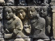 Borobudur schm&uuml;cken unz&auml;hlige Reliefs mit Motiven aus der buddhistischen Glaubenswelt.