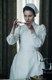 Johanna (Dominique Devenport) auf geheimer Mission.