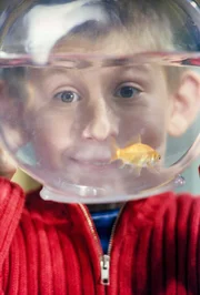 Dewey (Erik Per Sullivan) freut sich darüber, dass sein Goldfisch immer noch munter im Kreis schwimmt ...