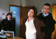 Susanne (Cheryl Shepard, M.) flippt aus, weil in der Stadt ein totes Mädchen gefunden wurde, das Nina sein könnte. Dahnke (Thomas Engel) muss sie festhalten (l. Claudia Loerding als Jutta Adler).